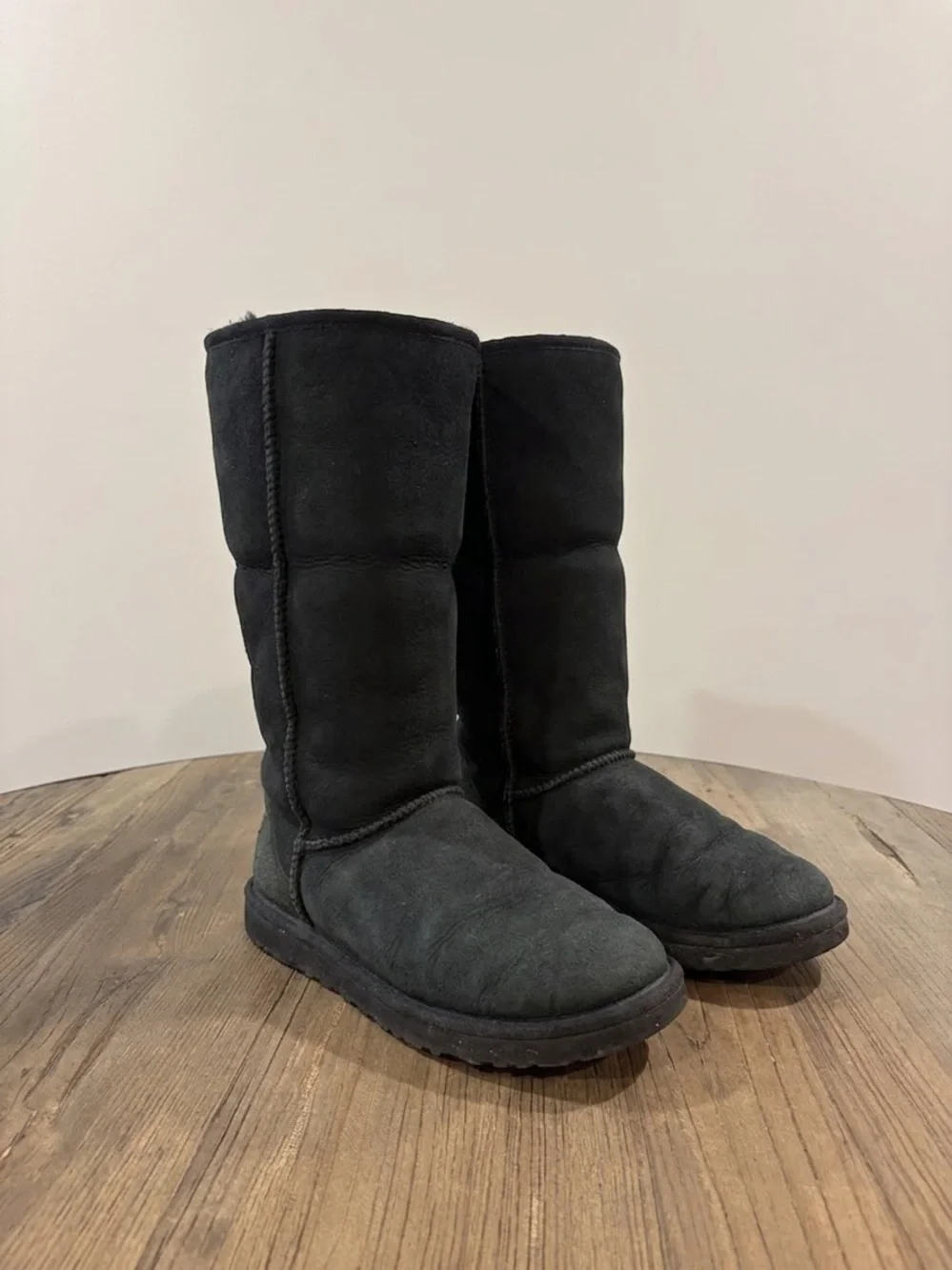 UGG Australia Classic Tall Suede Boots Black Cozy Winter Sheepskin Fur Lined 8